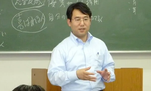 黒板の前の講師像